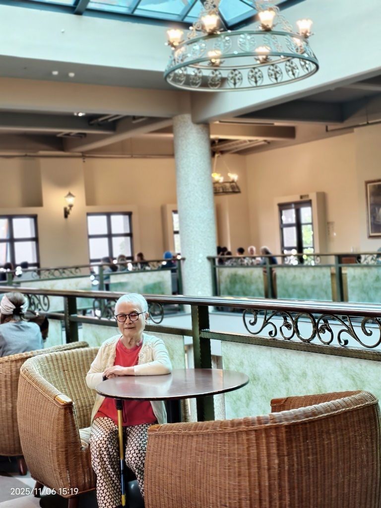 環保阿嬤金鳳姨長子長媳樂遊- 頭城山間-金車伯朗咖啡城堡-共