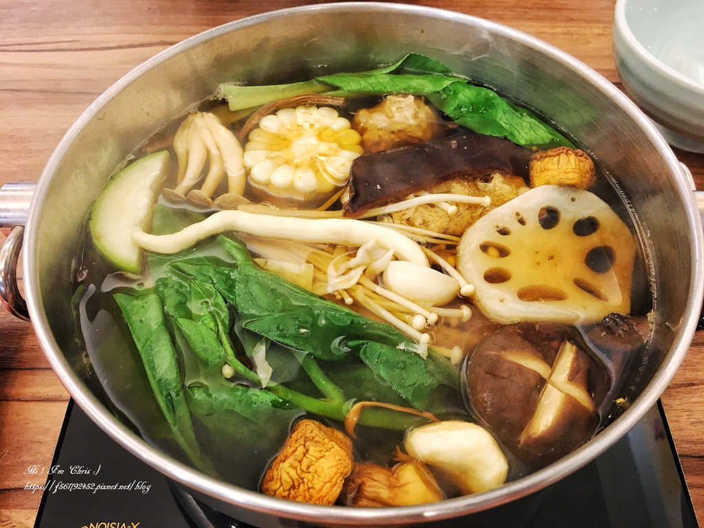 台北東區火鍋 主打18種特色湯頭的涮涮鍋 推薦萊姆皮蛋香菜鍋 百菇牛肝菌鍋 母湯火鍋專門店 東區涮涮鍋推薦 東區火鍋 推薦 大安區美食推薦 忠孝敦化美食推薦 台北東區火鍋 主打18種特色湯頭的涮涮鍋 推薦萊姆皮蛋香菜鍋 百菇牛肝菌鍋 母湯火鍋專門店 東區涮涮鍋推薦 東區火鍋 推薦 大安區美食推薦 忠孝敦化美食推薦