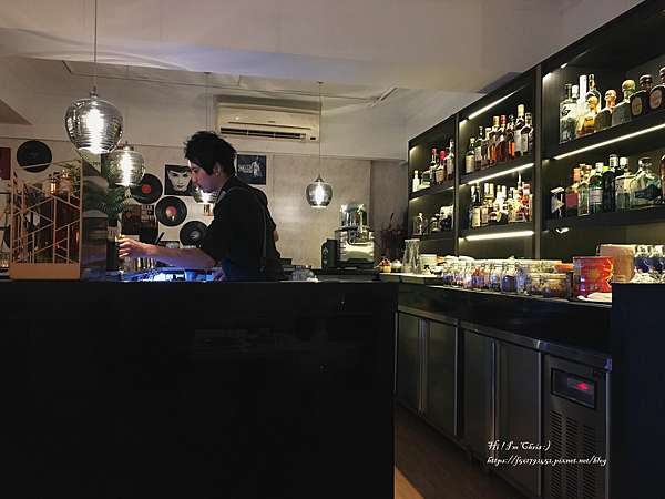 台北餐酒館 K D Bistro Taipei 超適合約會和聚餐的唯美餐酒館 九點過後搖滾化身成酒吧 國父紀念館餐廳推薦 國父紀念館酒吧推薦 藍線餐 酒館推薦 東區餐酒館推薦 台北餐酒館推薦 約會餐廳推薦