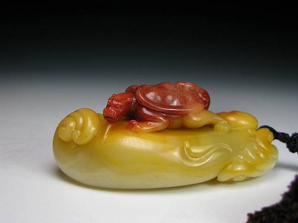 三色芙蓉巧雕龍龜把件-1