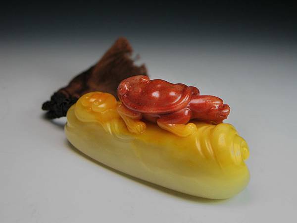 三色芙蓉巧雕龍龜把件-4