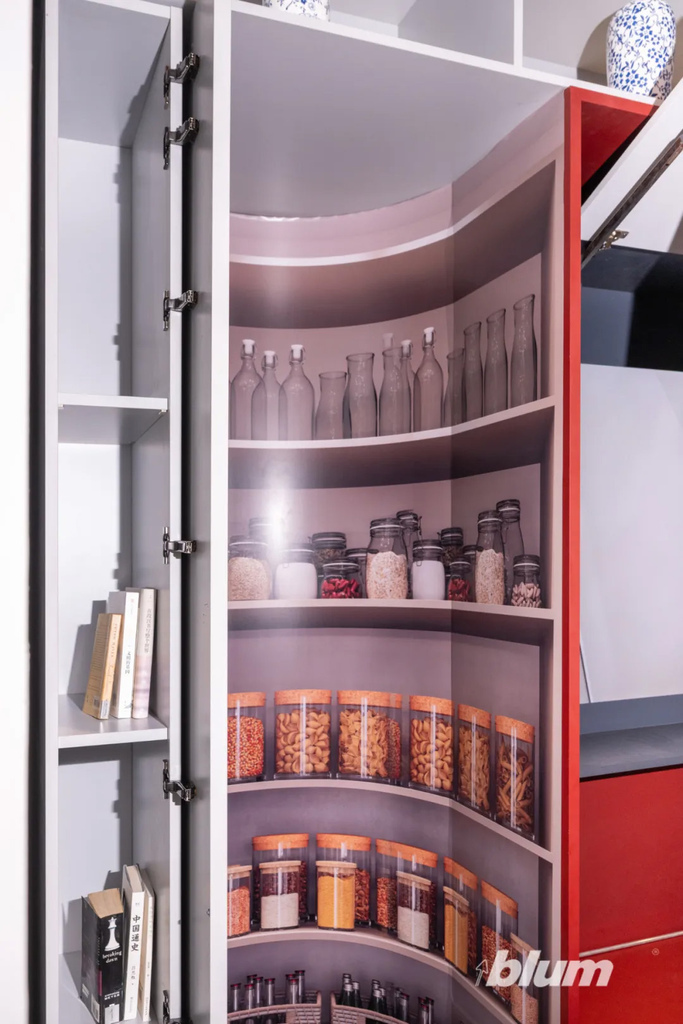 9個鉸鏈搞定2.7公尺高門！建博會 blum 鉸鏈應用 紅出