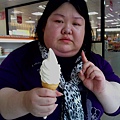 2014.3.12我在新北大711所買的北海道牛奶霜淇淋合照1.jpg