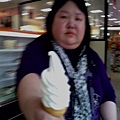 2014.3.12我在新北大711所買的北海道牛奶霜淇淋合照3.jpg