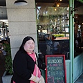 2014.9.15我與等一個人咖啡店外的徵阿不思的小黑板合照1.JPG