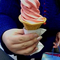 2014.2.22在全家排隊排很久所買的草莓綜合冰淇淋1.jpg
