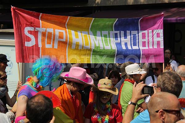 1377951726-protest-march-against-russian-president-putin-and-homophobia-in-berlin_2545041