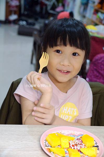 吃芒果.jpg 吃芒果.jpg