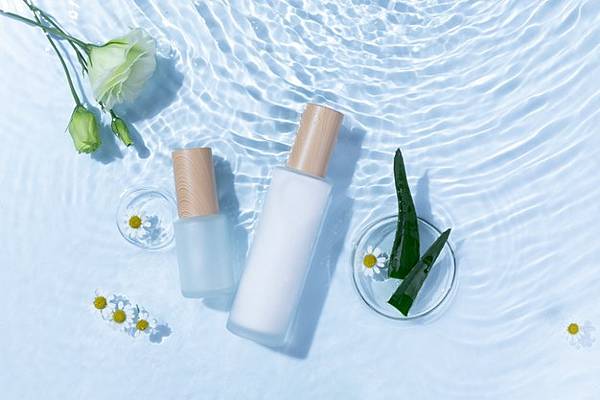 top-view-skincare-bottles-light-blue-water-surface-with-aloe-vera-daisy-flowers_181624-29524.jpg top-view-skincare-bottles-light-blue-water-surface-with-aloe-vera-daisy-flowers_181624-29524.jpg
