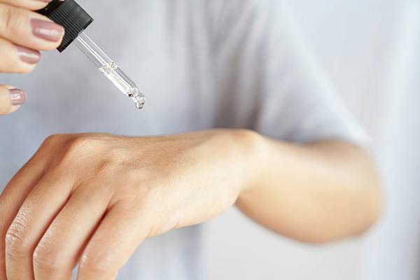 woman-dropping-essential-oil-her-hand_34670-903.jpg woman-dropping-essential-oil-her-hand_34670-903.jpg