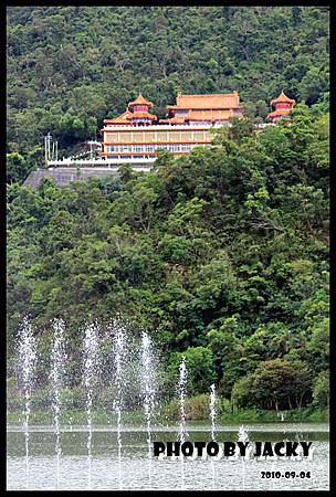 梅花湖水舞映三清宮.JPG