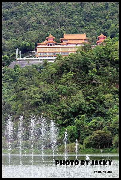 梅花湖水舞映三清宮.JPG