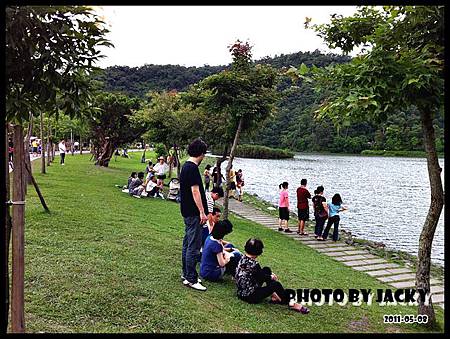 湖邊步道 .JPG