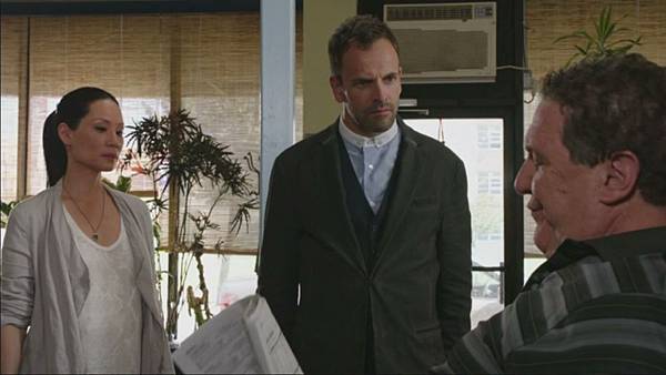 福爾摩斯：演繹法.Elementary.S02E05.Ancient.History.720p.HDTV.X264[(031336)23-53-57].JPG