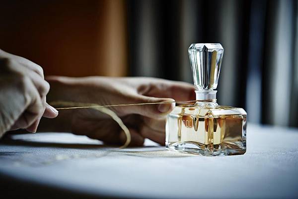 https_%2F%2Fblogs-images.forbes.com%2Fsarahwu%2Ffiles%2F2015%2F08%2Fresize-NORELL-BACCARAT-PERFUME-STRING-1940x1293.jpg