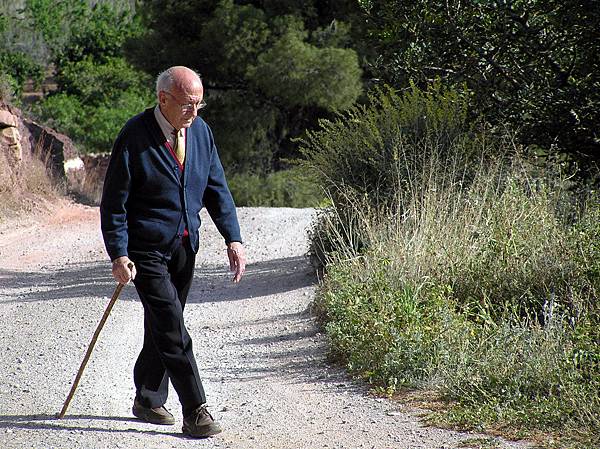 old_man_walking_by_mobs_y.jpg old_man_walking_by_mobs_y.jpg