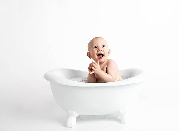 baby-inside-white-bathtub-with-water-914253.jpg