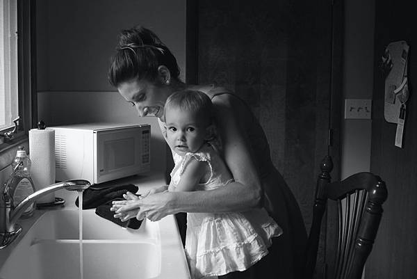 grayscale-photography-of-mother-and-child-1089077.jpg