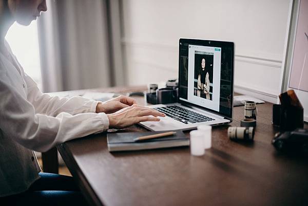 selective-focus-photography-of-woman-using-macbook-pro-3584996.jpg