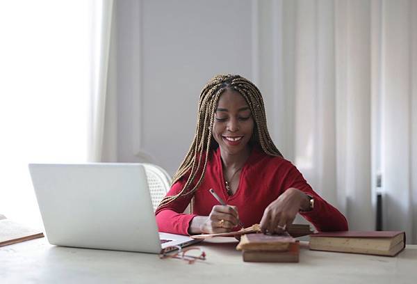 woman-sitting-in-front-of-laptop-3884406.jpg