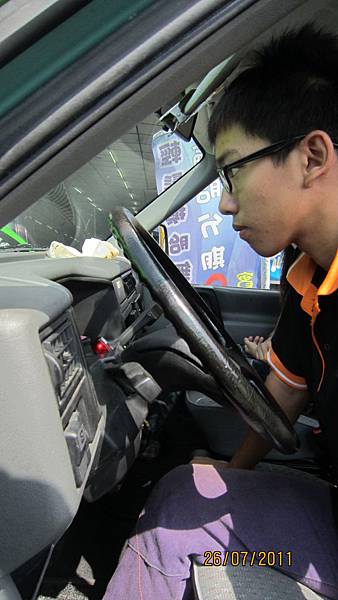 配合師傅測試車子.JPG