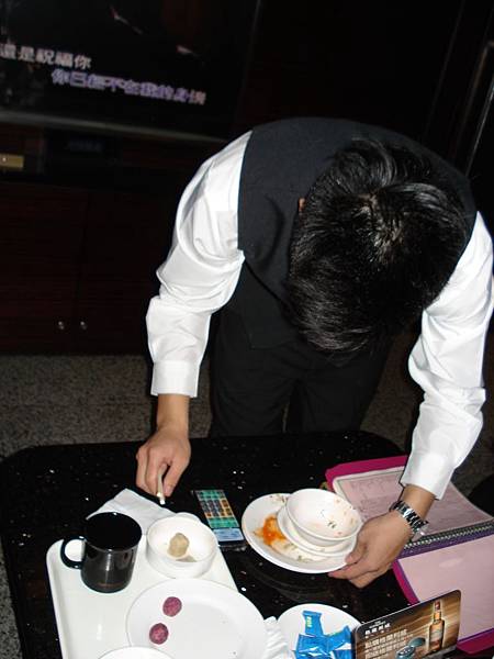 小布到包廂為客人收拾整理桌面1.JPG
