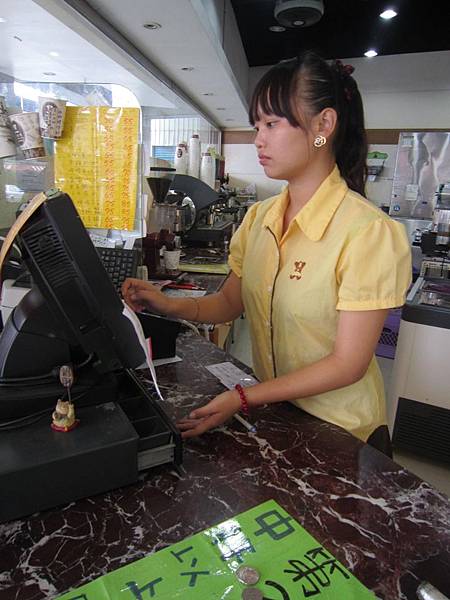 學員在烘焙坊職場見習櫃台服務