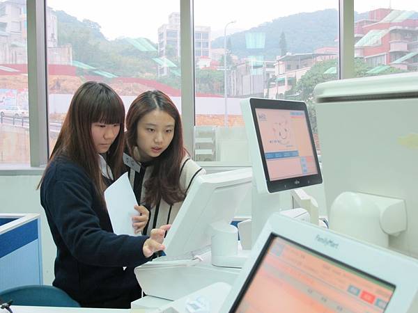 工作人員協助講師指導同學