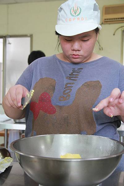 小婕在烘焙廚房中不僅學技術，同時磨態度.jpg