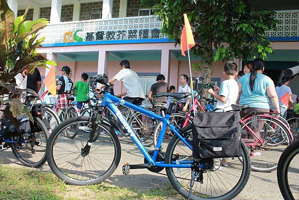 逆風少年的單車後袋中裝滿生活物資，準備送到偏鄉孩童的家中.jpg