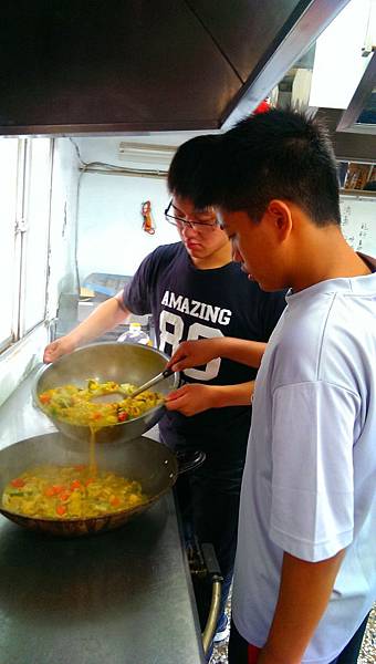 逆風學員與兒少家園的孩子共同做餐