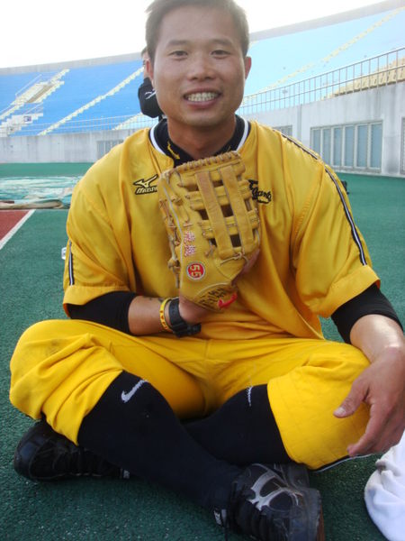 陳冠任棒球手套.jpg