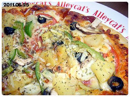 1000625a4餡料很熱鬧的蔬菜pizza