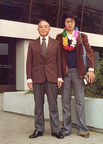 父親與小五(1979.11小五出國留學).jpg