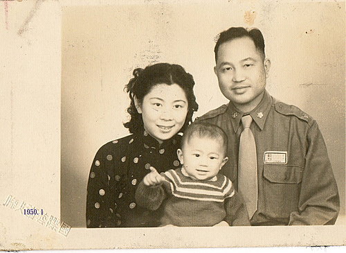 1950.1 父母親與大哥合照.jpg