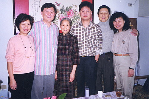 1992-3 我們兄妹5人去探望吳伯伯、吳媽媽(父執輩).jpg