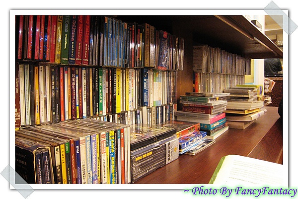 IMG_1234_整排的CD櫃.jpg IMG_1234_整排的CD櫃.jpg