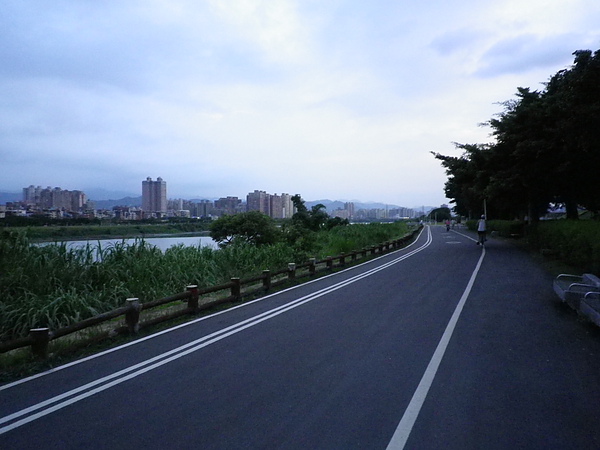 朝青年公園方向