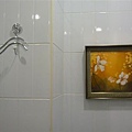 還掛畫的的廁所牆壁