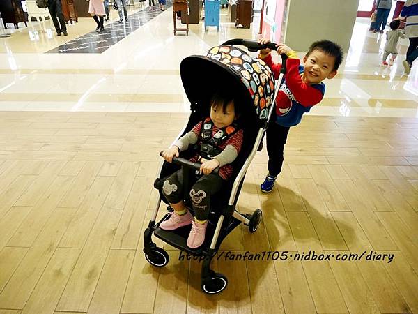 法國Familidoo【Air愛兒推車/輕便摺疊嬰兒車】單手一秒摺疊,旅行出遊首選