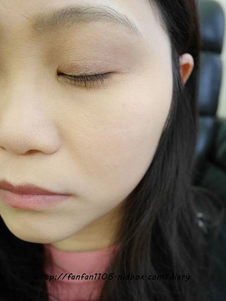 KATE微熏光暈眼影盒，一指畫圓打造專屬亞洲女孩的柔彩光暈眼 (18).JPG