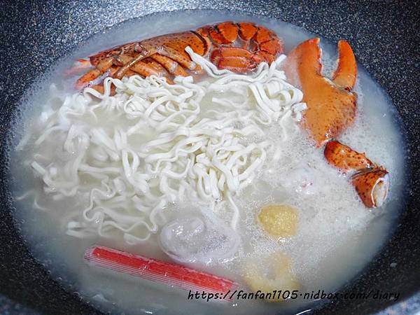 【五味集食】波士頓巨螯龍蝦麵 日式豚骨 川香麻辣集食爆汁三鮮餃 #8分鐘料理 #龍蝦麵 #手工日曬麵 #懶人料理 (6).JPG