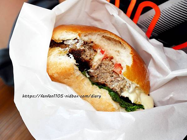 台北美食【Wagyu Burger 和牛漢堡】#美式餐廳 #高cp值 #和牛漢堡 #和牛滷肉飯 #信義安和站 (16).JPG