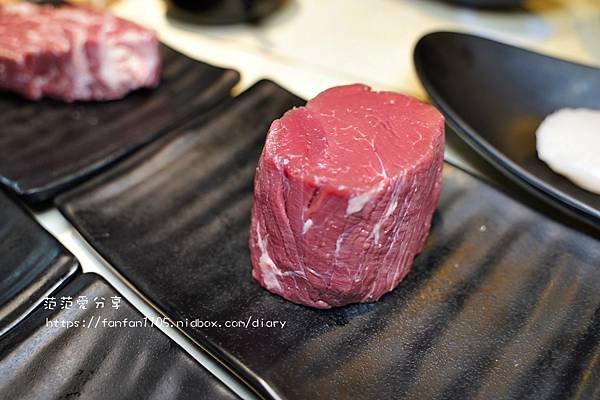 【台北東區牛排】洋石岩燒牛排 Young Stone Steak House｜凱恩斯岩燒最新品牌｜只要368元起｜100%新鮮原肉塊｜火山岩石高溫炙烤｜自助吧吃到飽 (15).JPG