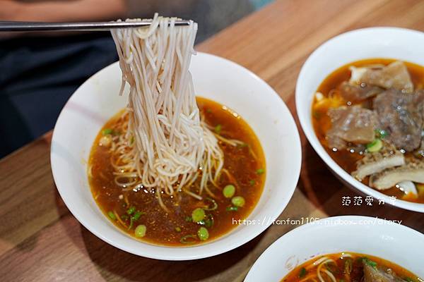 【北車牛肉麵，北車美食】良品牛肉麵  40年老店 超大塊牛肉 也有水餃、雞腿飯、排骨飯可以選擇喔~ (11).JPG