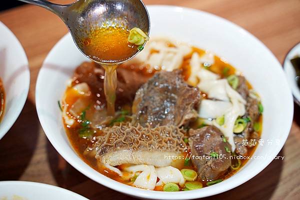 【北車牛肉麵，北車美食】良品牛肉麵  40年老店 超大塊牛肉 也有水餃、雞腿飯、排骨飯可以選擇喔~ (17).JPG