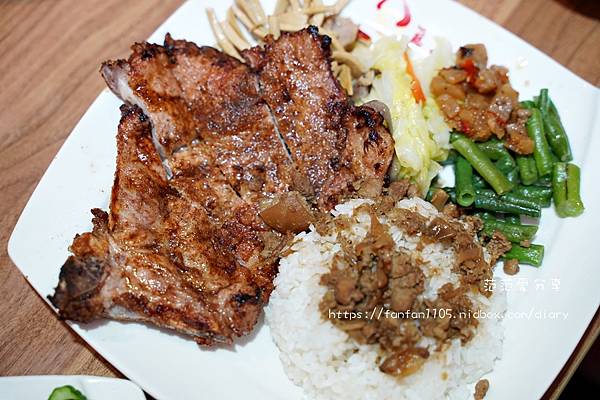 【北車牛肉麵，北車美食】良品牛肉麵  40年老店 超大塊牛肉 也有水餃、雞腿飯、排骨飯可以選擇喔~ (20).JPG