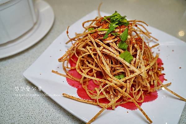 【宜蘭美食】皇家花園餐廳-粵式脆皮烤雞 #宜蘭親子餐廳 有可愛的迷你馬陪吃飯 還可餵魚 是親子吃飯的好去處 (17).JPG