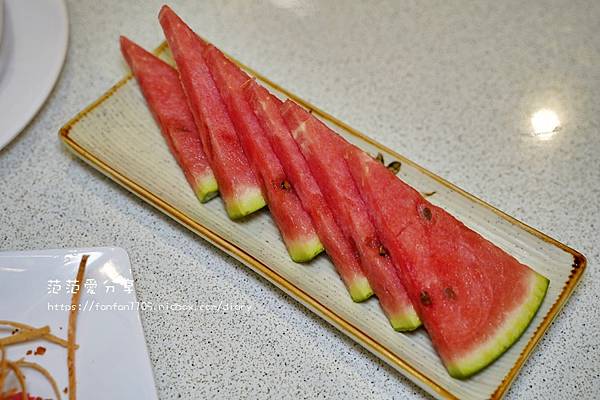 【宜蘭美食】皇家花園餐廳-粵式脆皮烤雞 #宜蘭親子餐廳 有可愛的迷你馬陪吃飯 還可餵魚 是親子吃飯的好去處 (18).JPG