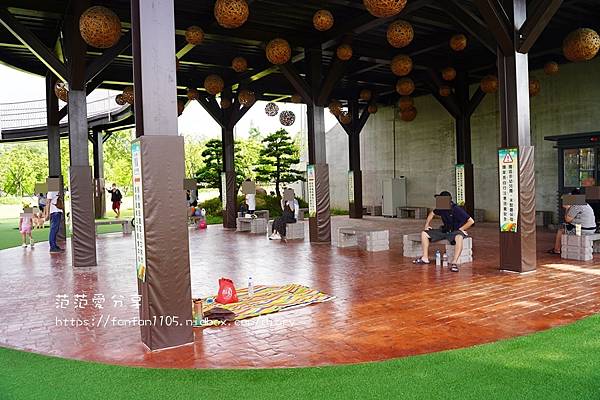 民間親子生態園區 免門票超大親子公園｜超大彩虹溜滑梯｜大草皮｜天空步道｜還有遮陽 親子休閒娛樂的好地方 (9).JPG